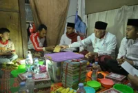 Gubernur Sumbar, Mahyeldi Ansharullah singgah sahur di rumah warga Jorong Bumbuag, Nagari Situjuah Batua, Selasa (24/2/2026). (Foto: ADPSB)