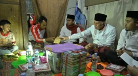 Gubernur Sumbar, Mahyeldi Ansharullah singgah sahur di rumah warga Jorong Bumbuag, Nagari Situjuah Batua, Selasa (24/2/2026). (Foto: ADPSB)