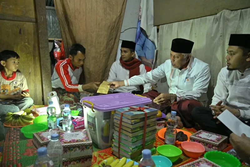Gubernur Sumbar, Mahyeldi Ansharullah singgah sahur di rumah warga Jorong Bumbuag, Nagari Situjuah Batua, Selasa (24/2/2026). (Foto: ADPSB)