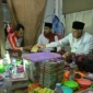 Gubernur Sumbar, Mahyeldi Ansharullah singgah sahur di rumah warga Jorong Bumbuag, Nagari Situjuah Batua, Selasa (24/2/2026). (Foto: ADPSB)