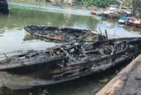 Kondisi speedboat yang terbakar di kawasan Batang Arau, Sabtu (7/2/2026). (Foto: Damkar Kota Padang)