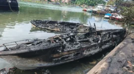 Kondisi speedboat yang terbakar di kawasan Batang Arau, Sabtu (7/2/2026). (Foto: Damkar Kota Padang)