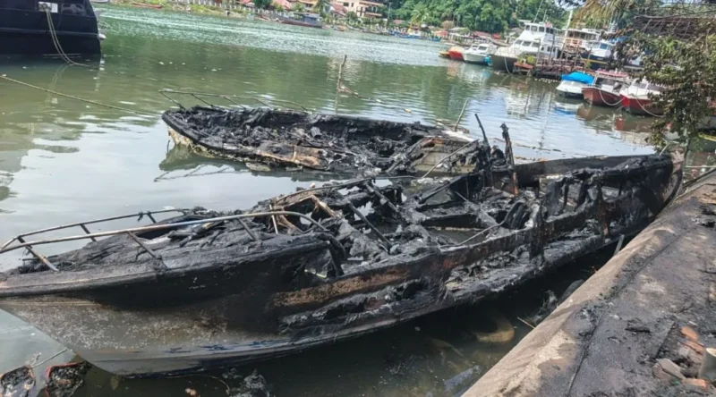 Kondisi speedboat yang terbakar di kawasan Batang Arau, Sabtu (7/2/2026). (Foto: Damkar Kota Padang)