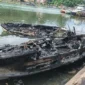 Kondisi speedboat yang terbakar di kawasan Batang Arau, Sabtu (7/2/2026). (Foto: Damkar Kota Padang)