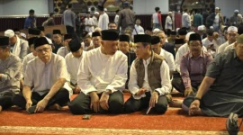 Gubernur Sumbar Mahyeldi saat kegiatan Subuh Mubarakah ASN Pemprov Sumbar di Masjid Raya Syekh Ahmad Khatib Al Minangkabawi, Minggu (1/2/2026). (Foto: ADPSB)