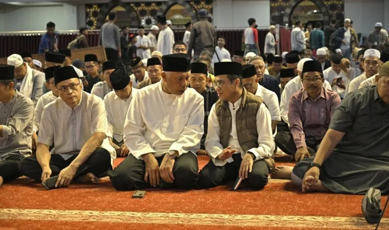 Gubernur Sumbar Mahyeldi saat kegiatan Subuh Mubarakah ASN Pemprov Sumbar di Masjid Raya Syekh Ahmad Khatib Al Minangkabawi, Minggu (1/2/2026). (Foto: ADPSB)