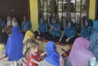 Ketua TP PKK Pasbar, Ny. Sifrowati Yulianto bersama jajaran pengurus melakukan pemantauan dan pembinaan ke lokasi Dasawisma di Nagari Ranah Air Haji, Senin (2/2). (Foto: Kominfo Pasbar)