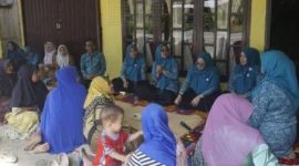 Ketua TP PKK Pasbar, Ny. Sifrowati Yulianto bersama jajaran pengurus melakukan pemantauan dan pembinaan ke lokasi Dasawisma di Nagari Ranah Air Haji, Senin (2/2). (Foto: Kominfo Pasbar)