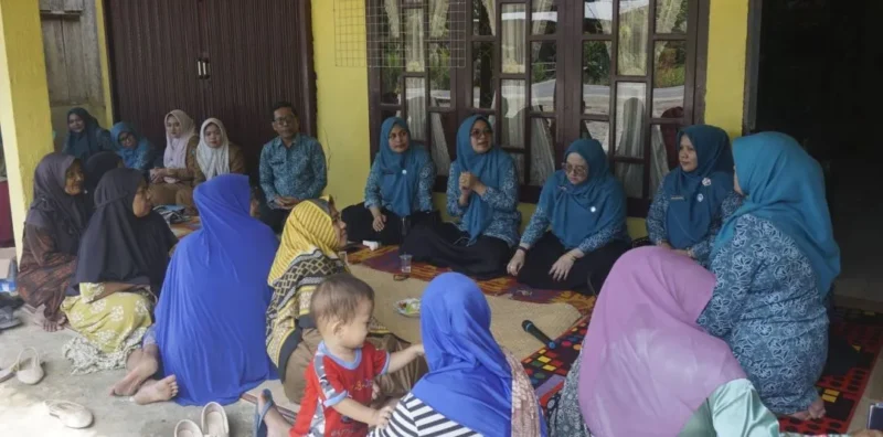 Ketua TP PKK Pasbar, Ny. Sifrowati Yulianto bersama jajaran pengurus melakukan pemantauan dan pembinaan ke lokasi Dasawisma di Nagari Ranah Air Haji, Senin (2/2). (Foto: Kominfo Pasbar)