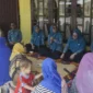 Ketua TP PKK Pasbar, Ny. Sifrowati Yulianto bersama jajaran pengurus melakukan pemantauan dan pembinaan ke lokasi Dasawisma di Nagari Ranah Air Haji, Senin (2/2). (Foto: Kominfo Pasbar)