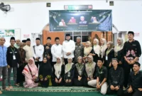 Wali Kota Padang, Fadly Amran menutup kegiatan Tahrib Ramadan 1447 Hijriah di Masjid Darul Ishlah Kubang, Kelurahan Limau Manis, Kecamatan Pauh, Minggu (15/2/2026). (Foto: Prokopim Padang)