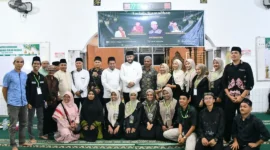 Wali Kota Padang, Fadly Amran menutup kegiatan Tahrib Ramadan 1447 Hijriah di Masjid Darul Ishlah Kubang, Kelurahan Limau Manis, Kecamatan Pauh, Minggu (15/2/2026). (Foto: Prokopim Padang)