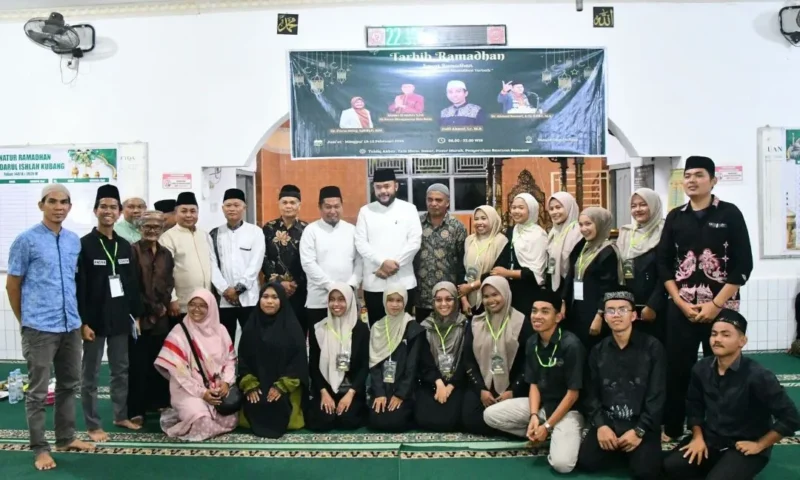 Wali Kota Padang, Fadly Amran menutup kegiatan Tahrib Ramadan 1447 Hijriah di Masjid Darul Ishlah Kubang, Kelurahan Limau Manis, Kecamatan Pauh, Minggu (15/2/2026). (Foto: Prokopim Padang)