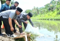 Wakil Wali Kota Padang, Maigus Nasir melepas 5.000 ekor bibit ikan nila di aliran Sungai Jirak, Kelurahan Koto Baru Nan XX, Kecamatan Lubuk Begalung, Jumat (13/2/2026). (Foto: Prokopim Padang)