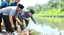 Wakil Wali Kota Padang, Maigus Nasir melepas 5.000 ekor bibit ikan nila di aliran Sungai Jirak, Kelurahan Koto Baru Nan XX, Kecamatan Lubuk Begalung, Jumat (13/2/2026). (Foto: Prokopim Padang)