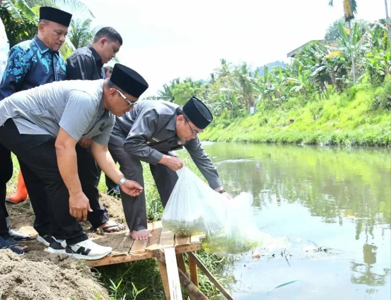 Wakil Wali Kota Padang, Maigus Nasir melepas 5.000 ekor bibit ikan nila di aliran Sungai Jirak, Kelurahan Koto Baru Nan XX, Kecamatan Lubuk Begalung, Jumat (13/2/2026). (Foto: Prokopim Padang)