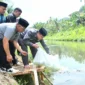 Wakil Wali Kota Padang, Maigus Nasir melepas 5.000 ekor bibit ikan nila di aliran Sungai Jirak, Kelurahan Koto Baru Nan XX, Kecamatan Lubuk Begalung, Jumat (13/2/2026). (Foto: Prokopim Padang)