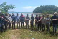 Pemasangan patok batas lahan pembangunan sisi darat Pelabuhan Teluk Tapang oleh KSOP Kelas II Teluk Bayur, Kamis (5/2/2026). (Foto: Kominfo Pasbar)
