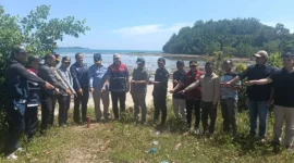 Pemasangan patok batas lahan pembangunan sisi darat Pelabuhan Teluk Tapang oleh KSOP Kelas II Teluk Bayur, Kamis (5/2/2026). (Foto: Kominfo Pasbar)