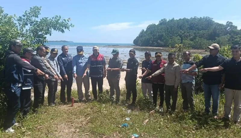 Pemasangan patok batas lahan pembangunan sisi darat Pelabuhan Teluk Tapang oleh KSOP Kelas II Teluk Bayur, Kamis (5/2/2026). (Foto: Kominfo Pasbar)