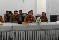Penjabat (Pj) Sekretaris Daerah Kota Padang, Raju Minropa menerima perwakilan pedagang yang menyampaikan aspirasi di Rumah Dinas Wali Kota, Senin (9/2/2026). (Foto: Diskominfo Padang)