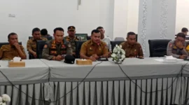 Penjabat (Pj) Sekretaris Daerah Kota Padang, Raju Minropa menerima perwakilan pedagang yang menyampaikan aspirasi di Rumah Dinas Wali Kota, Senin (9/2/2026). (Foto: Diskominfo Padang)