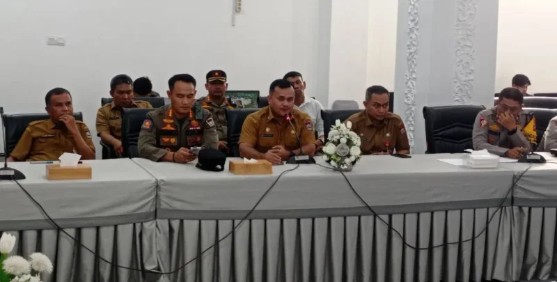 Penjabat (Pj) Sekretaris Daerah Kota Padang, Raju Minropa menerima perwakilan pedagang yang menyampaikan aspirasi di Rumah Dinas Wali Kota, Senin (9/2/2026). (Foto: Diskominfo Padang)