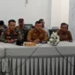 Penjabat (Pj) Sekretaris Daerah Kota Padang, Raju Minropa menerima perwakilan pedagang yang menyampaikan aspirasi di Rumah Dinas Wali Kota, Senin (9/2/2026). (Foto: Diskominfo Padang)