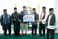 Wakil Bupati Ahmad Fadly menyerahkan bantuan untuk Masjid Ashliyah Paninjauan, Kecamatan X Koto, Senin (23/2/2026). (Foto: Prokopim Tanah Datar)