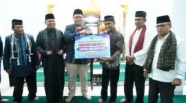 Wakil Bupati Ahmad Fadly menyerahkan bantuan untuk Masjid Ashliyah Paninjauan, Kecamatan X Koto, Senin (23/2/2026). (Foto: Prokopim Tanah Datar)