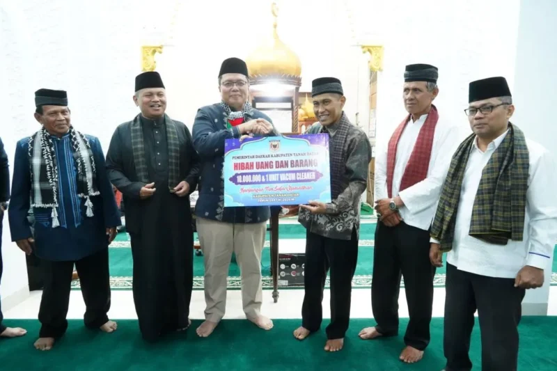 Wakil Bupati Ahmad Fadly menyerahkan bantuan untuk Masjid Ashliyah Paninjauan, Kecamatan X Koto, Senin (23/2/2026). (Foto: Prokopim Tanah Datar)
