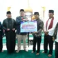 Wakil Bupati Ahmad Fadly menyerahkan bantuan untuk Masjid Ashliyah Paninjauan, Kecamatan X Koto, Senin (23/2/2026). (Foto: Prokopim Tanah Datar)