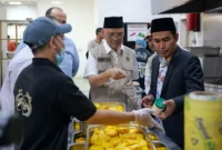 Menteri Haji dan Umrah (Menhaj) Mochamad Irfan Yusuf mengecek dapur penyedia makanan di Kota Madinah, Rabu (18/2/2026). (Foto: Kemenhaj)
