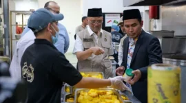 Menteri Haji dan Umrah (Menhaj) Mochamad Irfan Yusuf mengecek dapur penyedia makanan di Kota Madinah, Rabu (18/2/2026). (Foto: Kemenhaj)