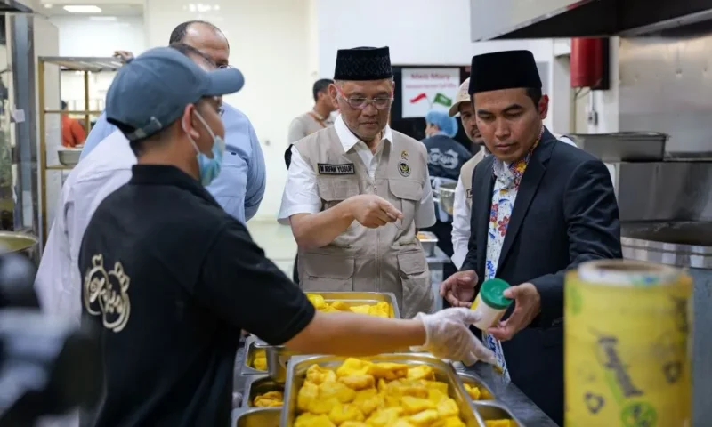 Menteri Haji dan Umrah (Menhaj) Mochamad Irfan Yusuf mengecek dapur penyedia makanan di Kota Madinah, Rabu (18/2/2026). (Foto: Kemenhaj)