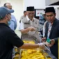 Menteri Haji dan Umrah (Menhaj) Mochamad Irfan Yusuf mengecek dapur penyedia makanan di Kota Madinah, Rabu (18/2/2026). (Foto: Kemenhaj)