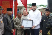 Wali Kota Padang Fadly Amran menghadiri tradisi Limau Barongge di Sungai Pisang, Selasa (17/2/2026). (Foto: Diskominfo Padang)