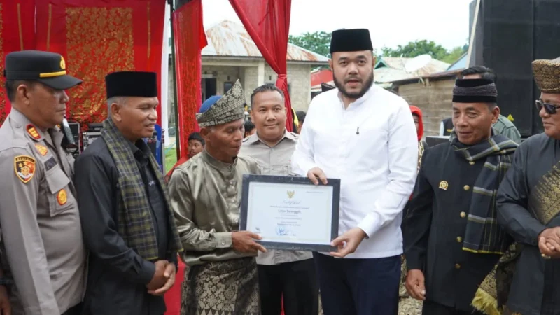 Wali Kota Padang Fadly Amran menghadiri tradisi Limau Barongge di Sungai Pisang, Selasa (17/2/2026). (Foto: Diskominfo Padang)