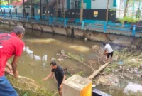 Pemko Pariaman melalui Dinas Perkim & LH melakukan proses pembersihan tumpukan sampah dan pohon tumbang di Sungai Batang Air Pampan, Jumat (6/2/2026). (Foto: Kominfo Pariaman)