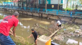 Pemko Pariaman melalui Dinas Perkim & LH melakukan proses pembersihan tumpukan sampah dan pohon tumbang di Sungai Batang Air Pampan, Jumat (6/2/2026). (Foto: Kominfo Pariaman)