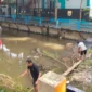 Pemko Pariaman melalui Dinas Perkim & LH melakukan proses pembersihan tumpukan sampah dan pohon tumbang di Sungai Batang Air Pampan, Jumat (6/2/2026). (Foto: Kominfo Pariaman)