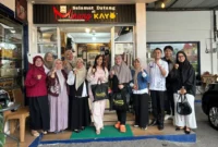 Ketua Dekranasda Kota Padang Panjang, Maria Feronika Hendri bersama rombongan mengunjungi unit usaha Minang Kayo, Rabu (25/2/2026). (Foto: Kominfo Padang Panjang)