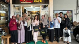 Ketua Dekranasda Kota Padang Panjang, Maria Feronika Hendri bersama rombongan mengunjungi unit usaha Minang Kayo, Rabu (25/2/2026). (Foto: Kominfo Padang Panjang)