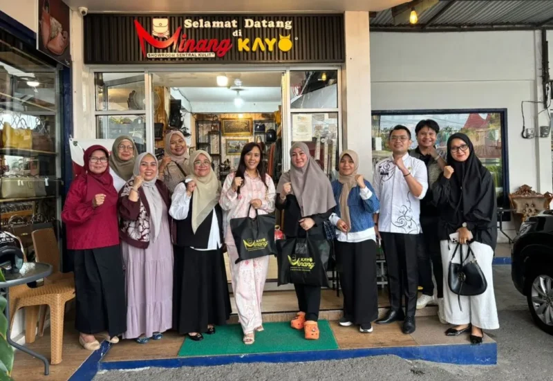 Ketua Dekranasda Kota Padang Panjang, Maria Feronika Hendri bersama rombongan mengunjungi unit usaha Minang Kayo, Rabu (25/2/2026). (Foto: Kominfo Padang Panjang)