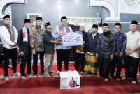 Wakil Bupati Tanah Datar Ahmad Fadly menyerahkan bantuan saat kunjungan Tim II Safari Ramadan di Masjid Tauhid, Nagari Sungai Jambu, Kecamatan Pariangan, Selasa (24/2/2026). (Foto: Prokopim Tanah Datar)
