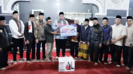 Wakil Bupati Tanah Datar Ahmad Fadly menyerahkan bantuan saat kunjungan Tim II Safari Ramadan di Masjid Tauhid, Nagari Sungai Jambu, Kecamatan Pariangan, Selasa (24/2/2026). (Foto: Prokopim Tanah Datar)