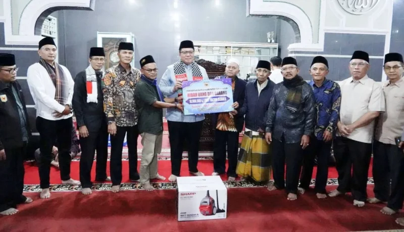 Wakil Bupati Tanah Datar Ahmad Fadly menyerahkan bantuan saat kunjungan Tim II Safari Ramadan di Masjid Tauhid, Nagari Sungai Jambu, Kecamatan Pariangan, Selasa (24/2/2026). (Foto: Prokopim Tanah Datar)