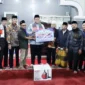 Wakil Bupati Tanah Datar Ahmad Fadly menyerahkan bantuan saat kunjungan Tim II Safari Ramadan di Masjid Tauhid, Nagari Sungai Jambu, Kecamatan Pariangan, Selasa (24/2/2026). (Foto: Prokopim Tanah Datar)