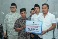 Wakil Gubernur Sumbar, Vasko Ruseimy menyerahkan  bantuan keagamaan kepada dua masjid di Kecamatan Sangir, Solsel, Jumat (27/2/2026). (Foto: ADPSB)