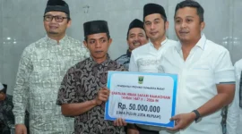 Wakil Gubernur Sumbar, Vasko Ruseimy menyerahkan  bantuan keagamaan kepada dua masjid di Kecamatan Sangir, Solsel, Jumat (27/2/2026). (Foto: ADPSB)